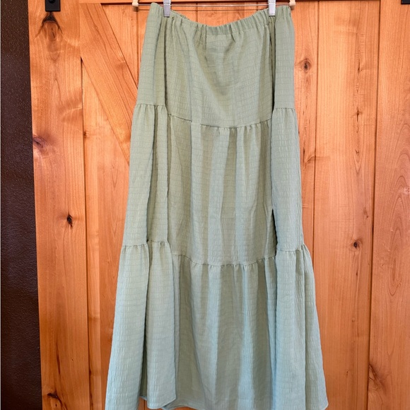 Elegant Green Tiered Skirt - Picture 2 of 3